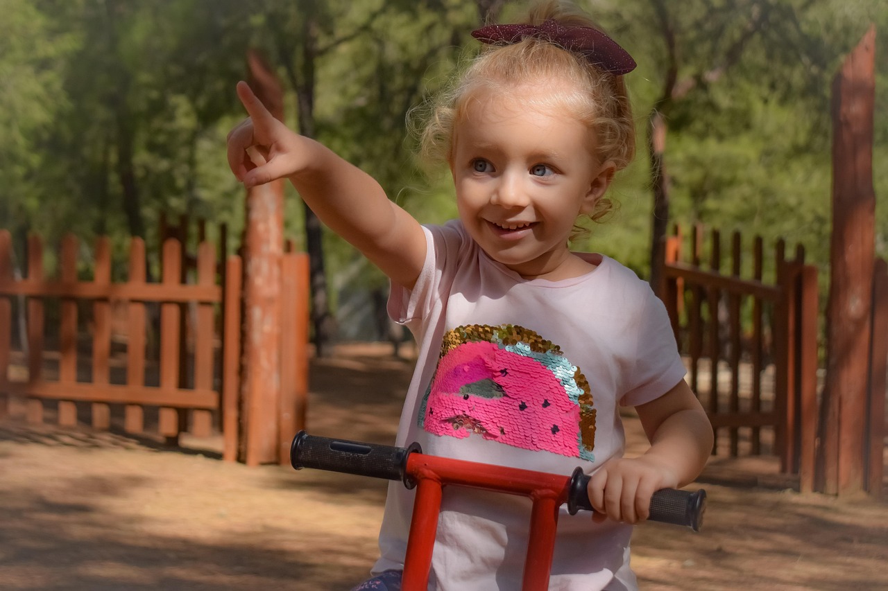 Дети играют в салки на улице